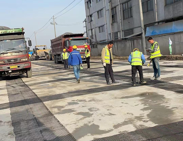三道镇老材料的新故事：玻璃纤维土工格栅如何在‘白改黑’浪潮中重获新生？